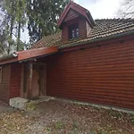 Domek Samotnia W Ogrodzie